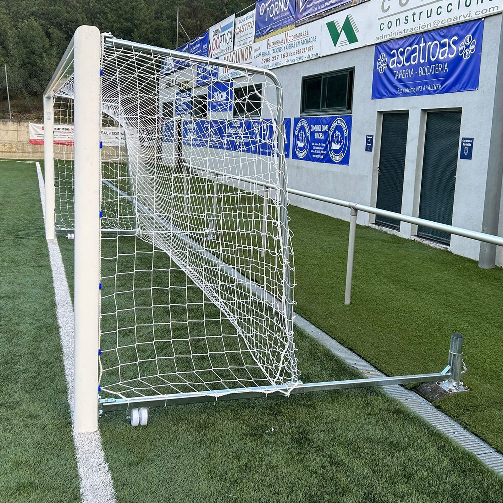 juego porterías aluminio fútbol 7 90 mm abatibles con arquillos cincados 4